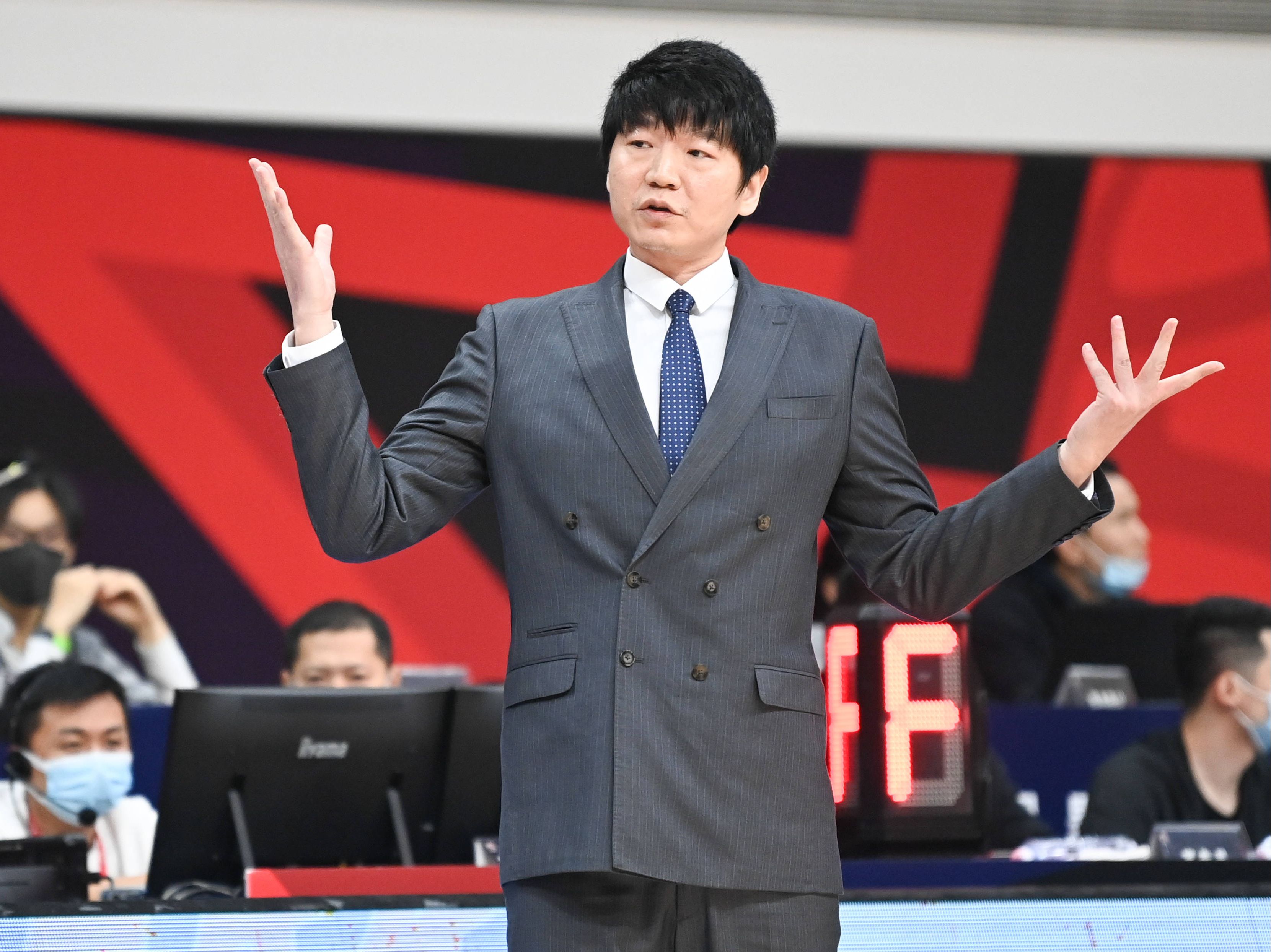 爱游戏官网-包含山东男篮训练开放日，今夜更衣室发声引欢呼，欧篮联在即，身体对抗强度拉满的词条